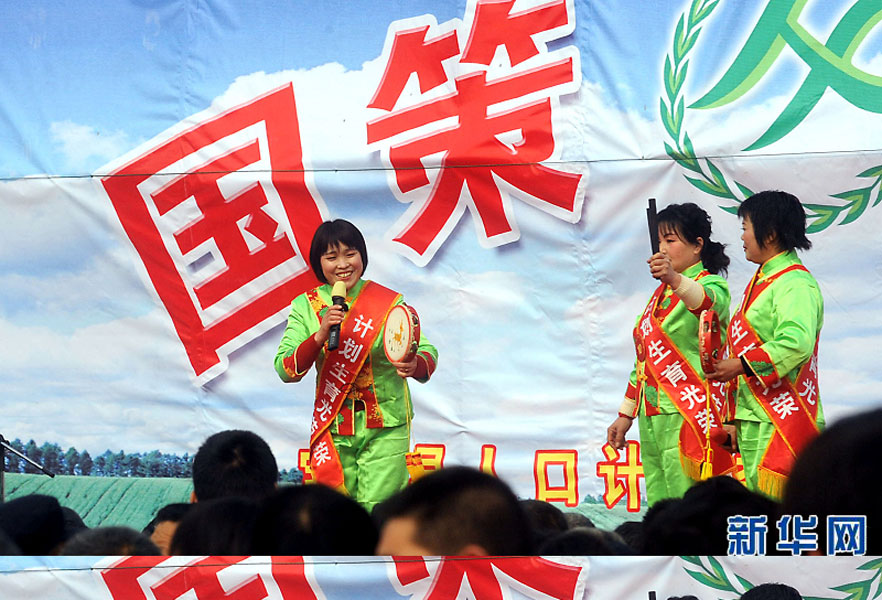 說唱演員在河南省寶豐縣街頭宣傳計劃生育政策（2008年2月19日攝）。