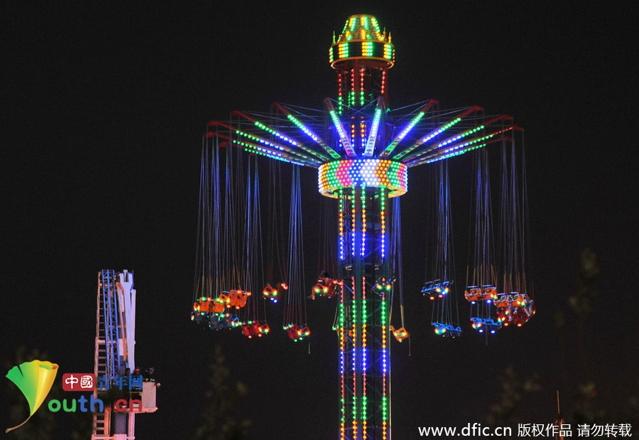 大連高空游樂(lè)設(shè)施出故障 游客被困20米高空