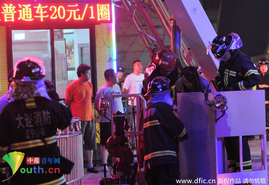 大連高空游樂(lè)設(shè)施出故障 游客被困20米高空