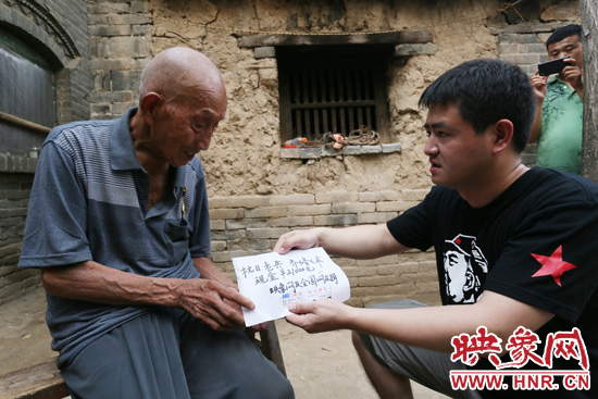 映象網(wǎng)記者親手將網(wǎng)友捐款交到老人手中。