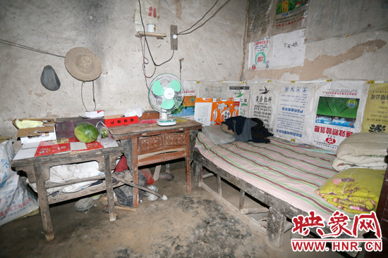 老人的居住條件十分簡陋。