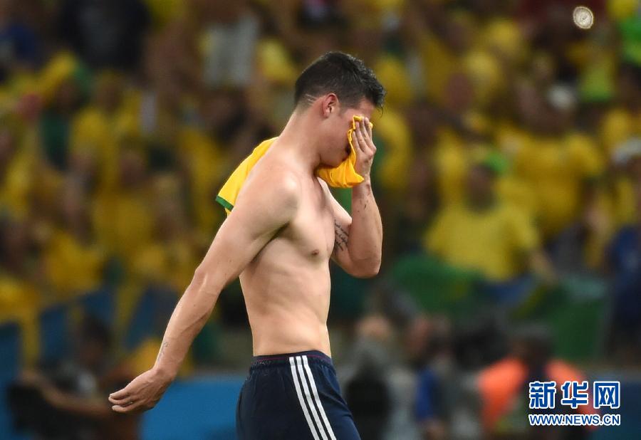 7月4日，哥倫比亞隊(duì)球員羅德里格斯退場(chǎng)時(shí)掩面而泣。