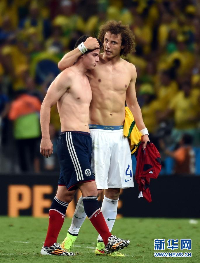 圖為7月4日，巴西隊(duì)球員路易斯（右）賽后安慰哥倫比亞隊(duì)球員羅德里格斯。