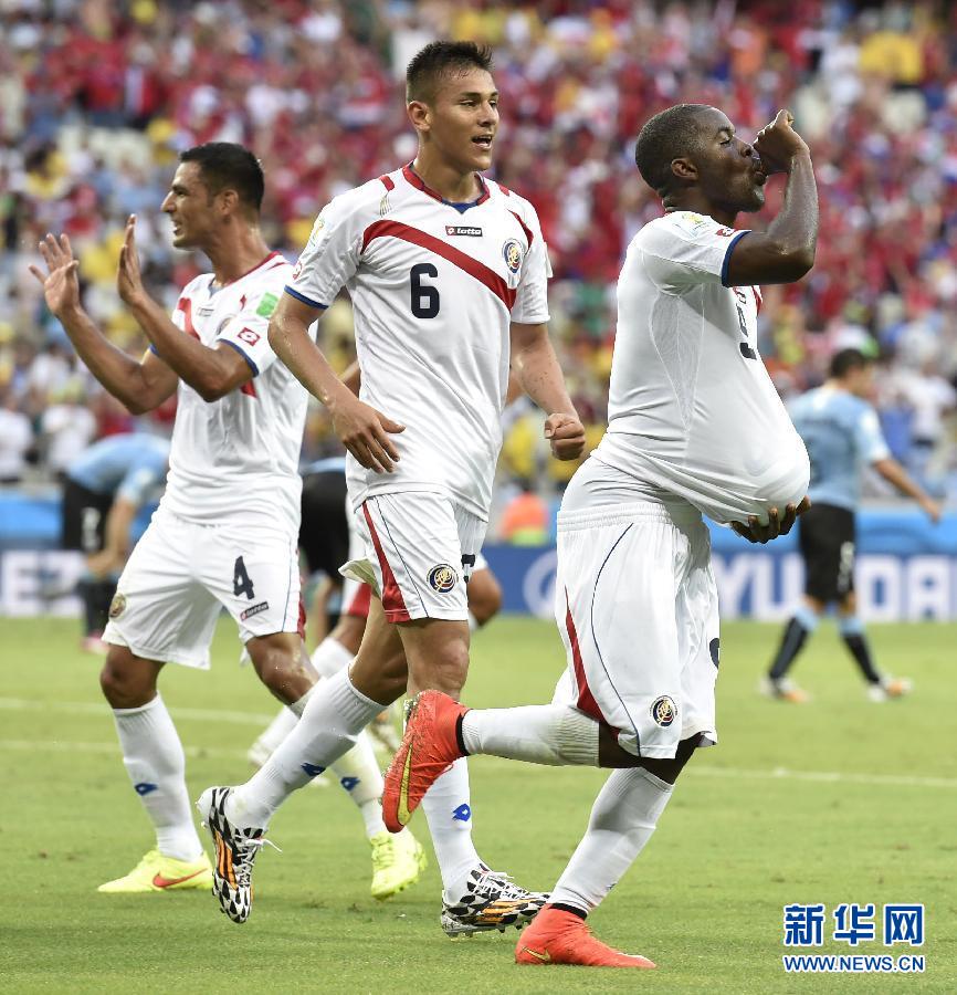 6月14日，哥斯達(dá)黎加隊(duì)球員喬·坎貝爾（右一）進(jìn)球后將足球塞進(jìn)衣服內(nèi)慶祝。