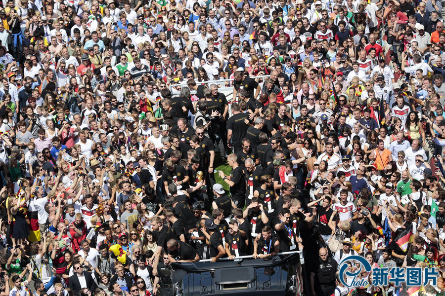 當(dāng)?shù)貢r(shí)間2014年7月15日，德國柏林，德國隊(duì)歸國舉行奪冠巡游。