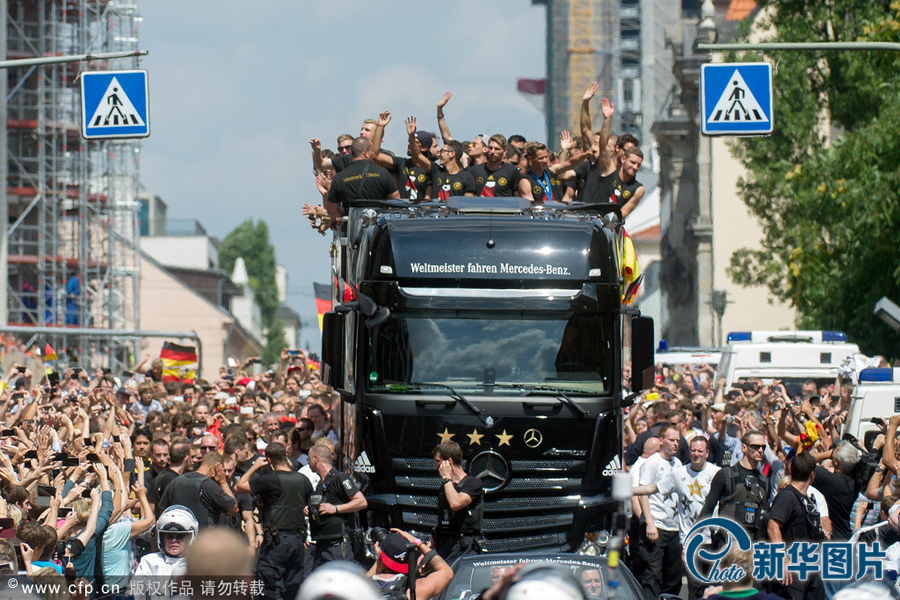 當(dāng)?shù)貢r(shí)間2014年7月15日，德國柏林，德國隊(duì)歸國舉行奪冠巡游。