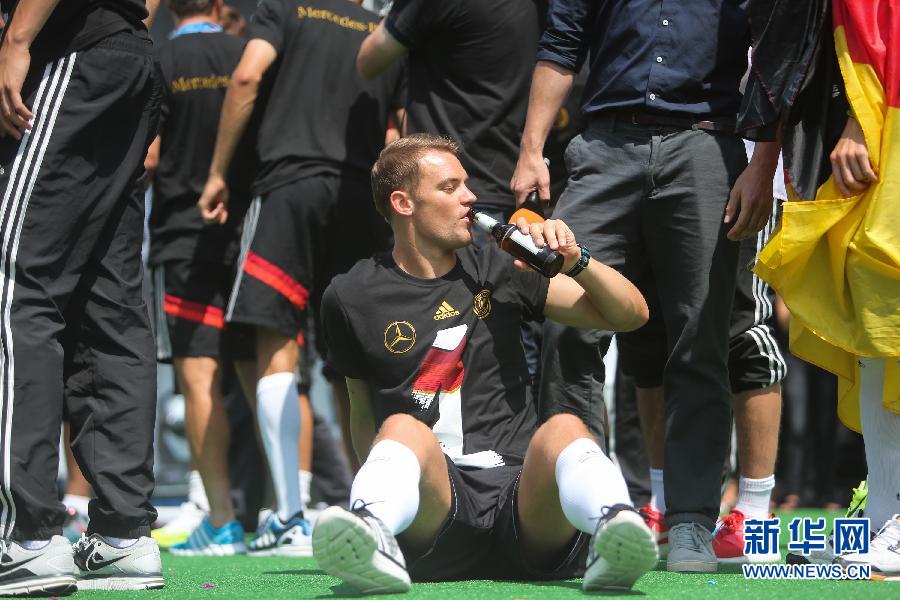 當(dāng)?shù)貢r(shí)間2014年7月15日，德國柏林，德國隊(duì)歸國舉行奪冠巡游