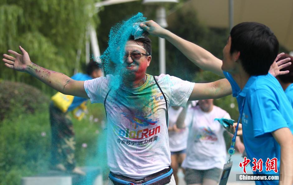 7月19日,參加彩虹跑的年輕人沖向終點后合影。