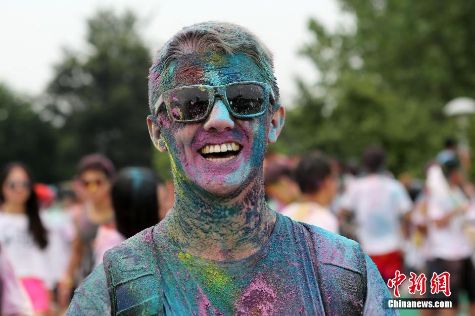 7月19日,參加彩虹跑的年輕人沖向終點后合影。