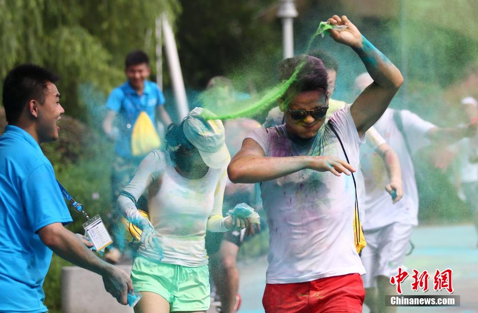 7月19日,參加彩虹跑的年輕人沖向終點后合影。