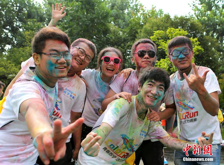 7月19日,參加彩虹跑的年輕人沖向終點后合影。