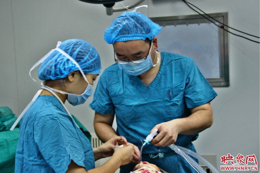 醫(yī)生正在對小龍進(jìn)行麻醉后的觀察。