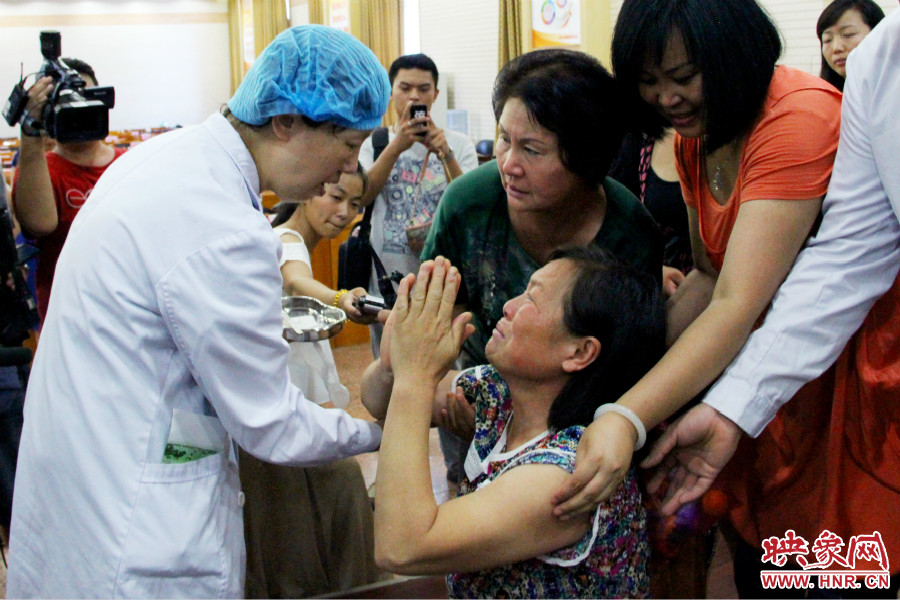 當(dāng)?shù)弥↓埬X部的鋼針成功取出，馮書想的情緒有些激動。