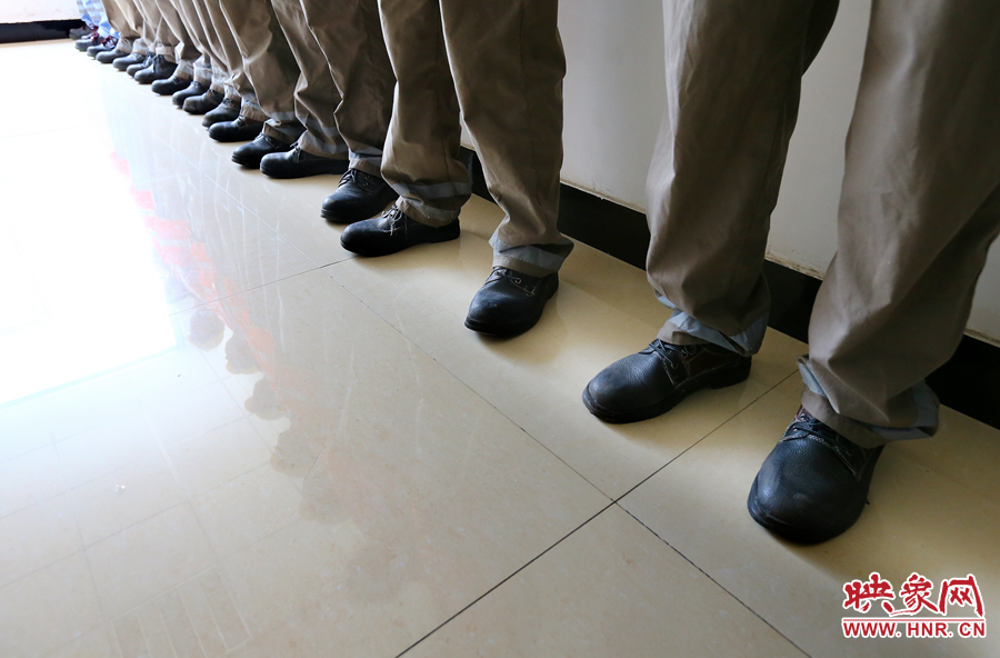 由于工作需要，即使在高溫天氣下也必須穿厚重的絕緣鞋