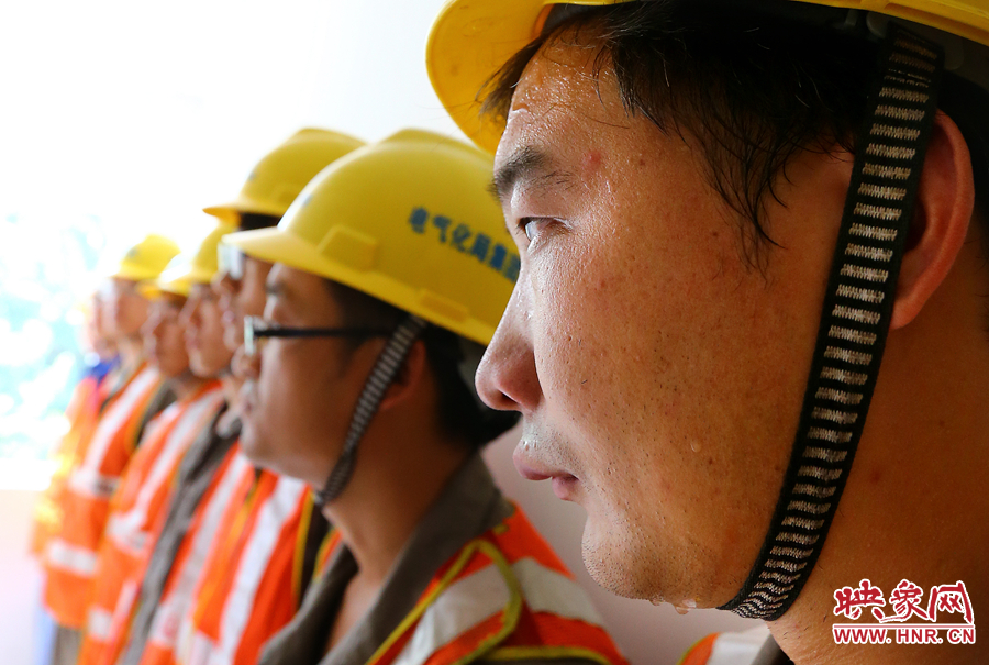 入伏的天氣里，一套工裝穿在身上，即使不動也是滿頭大汗