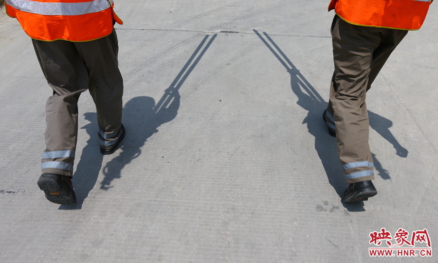 中午時分，烈日當(dāng)頭，在滾燙的水泥地面上投下了小小的身影