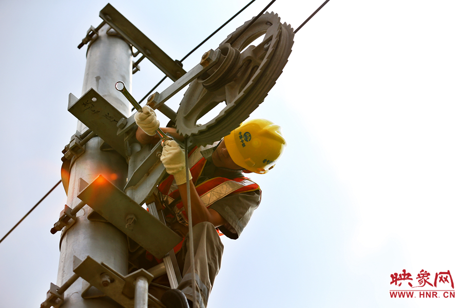 被太陽暴曬后的線桿碰著就能燙紅皮膚，可是檢修員此刻也顧不得許多