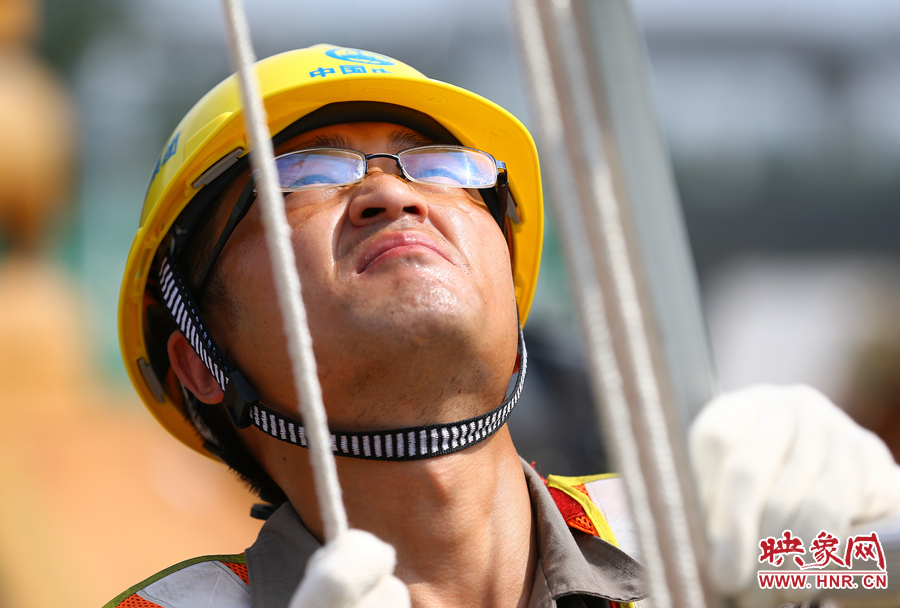 酷暑下，工人師傅的每一個動作都消耗著大量的體力