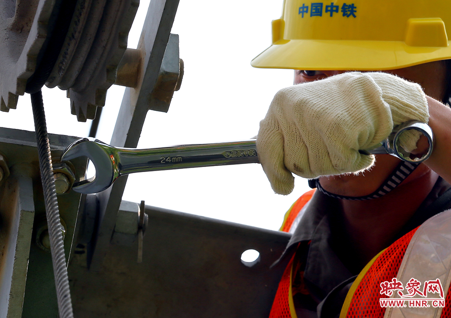 雖然備受高溫的煎熬，但是工作卻是一絲不茍