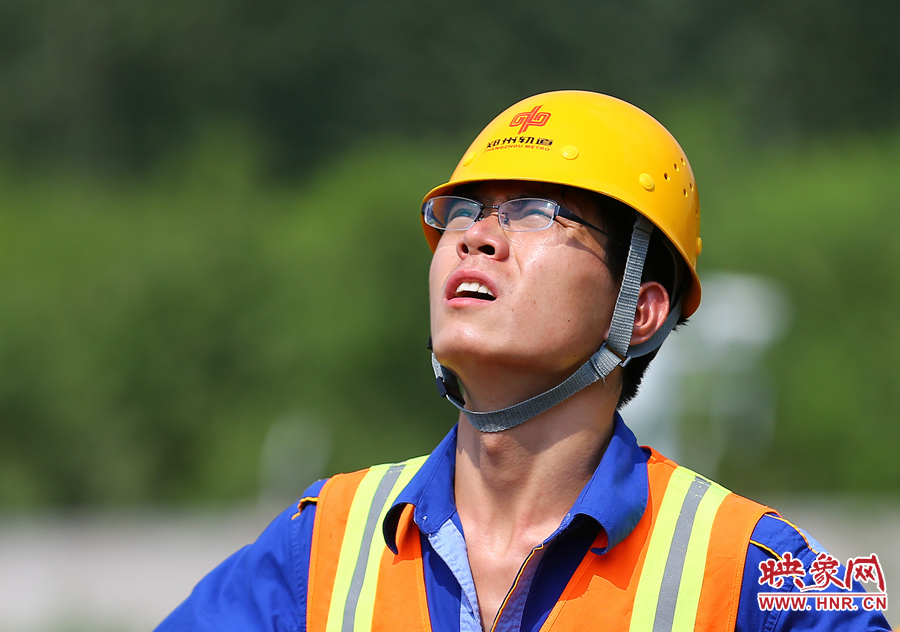 在直射的陽光下，工作人員只能瞇著眼睛觀察施工情況