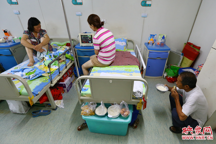 早上八點多，親戚買來了早餐，可是孩子的奶奶和姑姑卻吃不下去