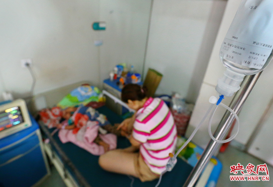 早上7點左右，醫(yī)生為大龍輸液做術(shù)前準備