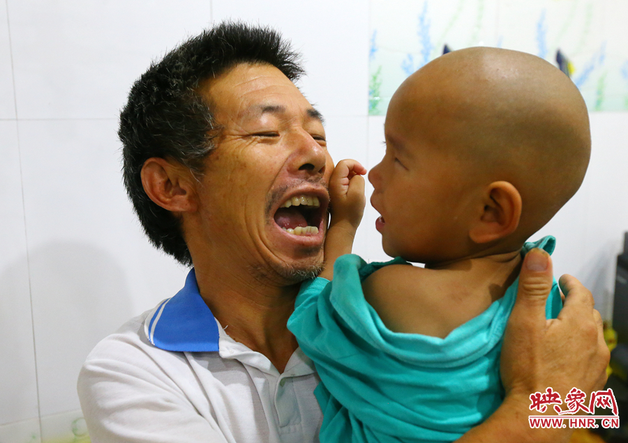 麻醉前，爺爺努力逗著大龍笑，他希望孩子能暫時忘記傷病帶來的疼痛