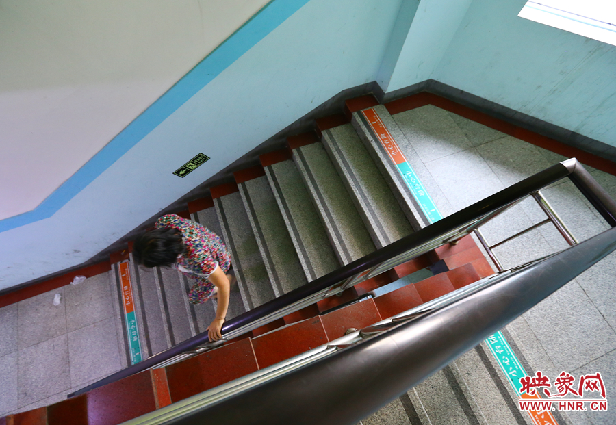 當看到孫子進入手術(shù)室后，大龍的奶奶含著淚離開