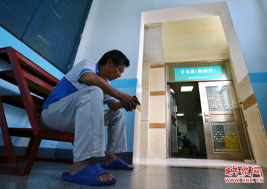 大龍的手術(shù)時，爺爺一直在門口焦急的等待