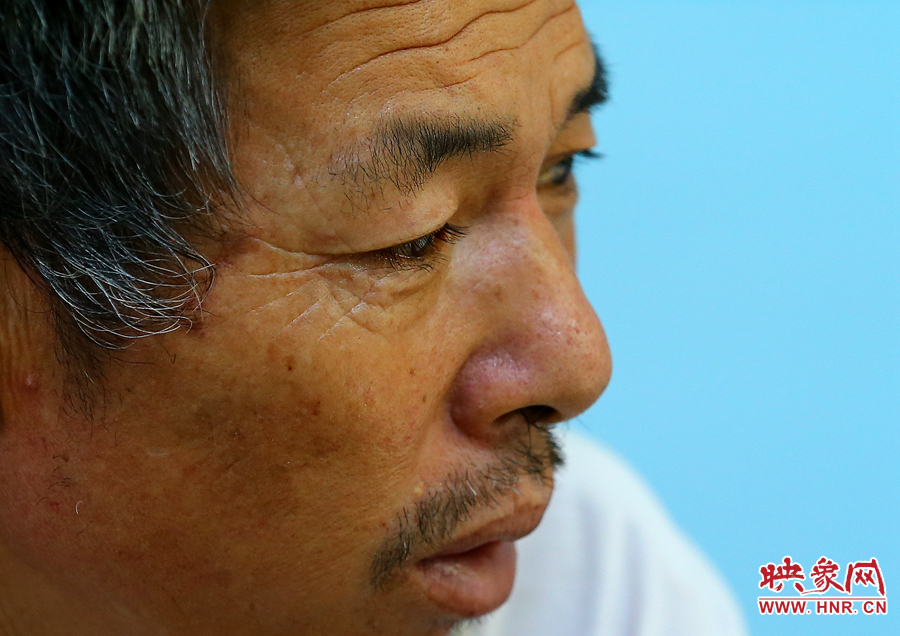 大龍爺爺兩鬢的白發(fā)這兩天好像又多了些，在手術(shù)室外的等待，更是對他內(nèi)心的煎熬。