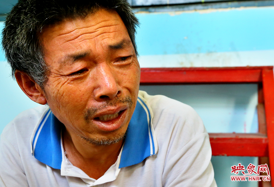 當醫(yī)生告知大龍手術(shù)成功的時候，爺爺忍不住哭了起來