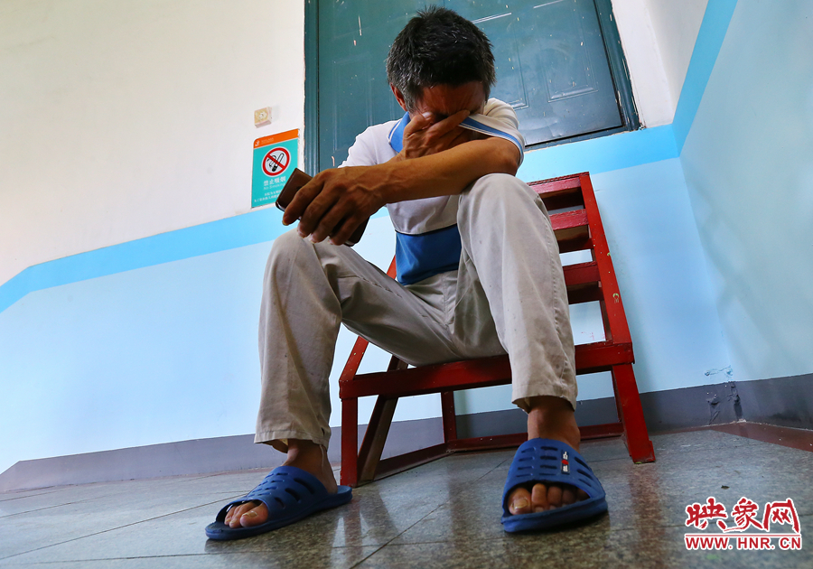 爺爺通過電話告知守護小龍的奶奶，大龍手術(shù)成功后喜極而泣