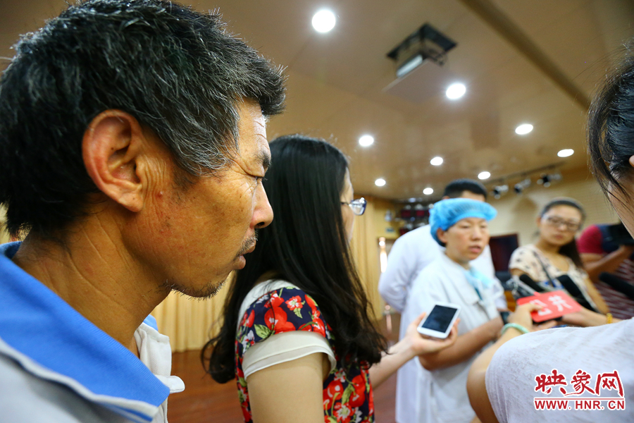 大龍的爺爺在記者采訪醫(yī)生的時候，在一旁默默的聽著病情介紹