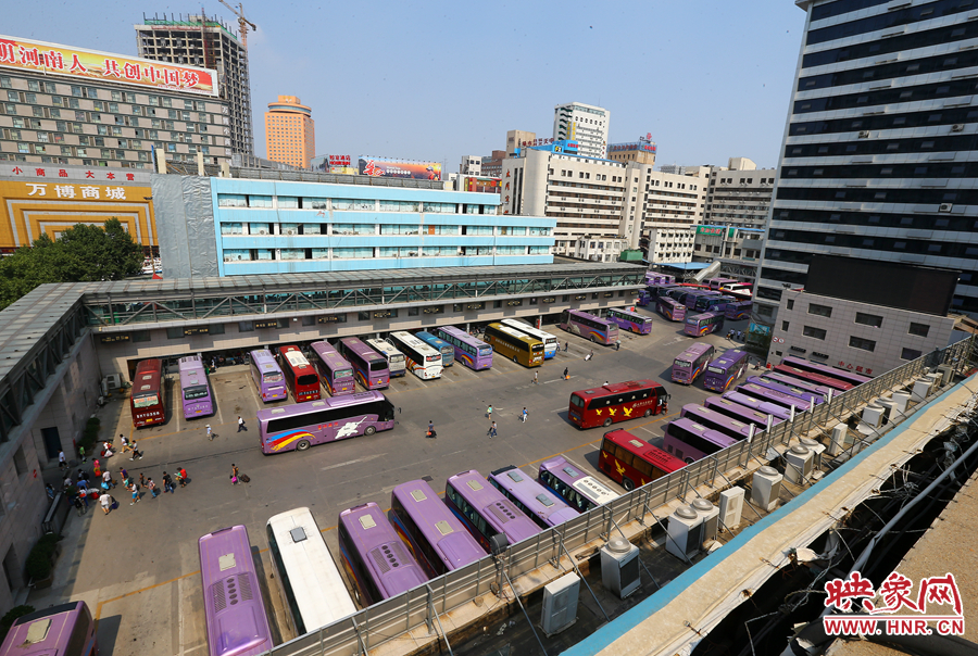 不大的停車場(chǎng)內(nèi)，每天都有上千輛長(zhǎng)途車需要調(diào)度員指揮協(xié)調(diào)