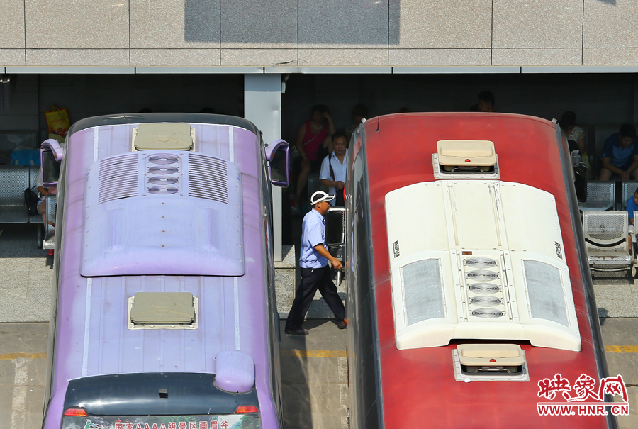 調(diào)度員的身影，在客車間不停穿梭