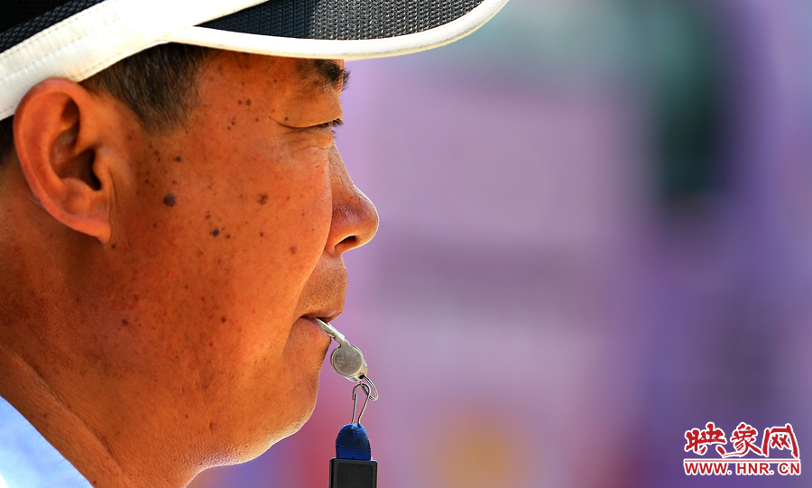 嘴中的口哨不停的響起，一個(gè)班下來(lái)口干舌燥是家常便飯