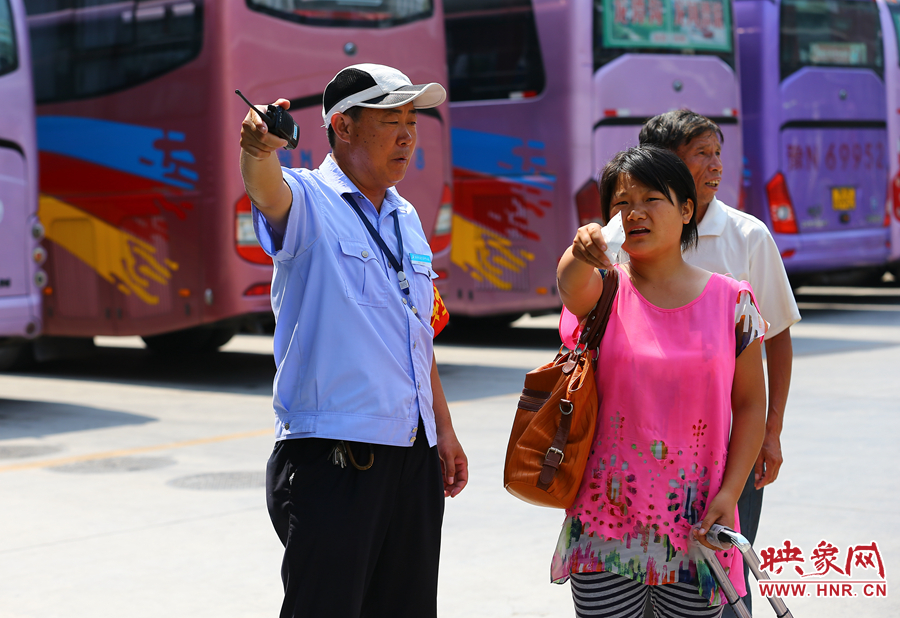 指揮調(diào)度期間，不停的有乘客咨詢乘車問(wèn)題，調(diào)度員都是耐心的給他們解答