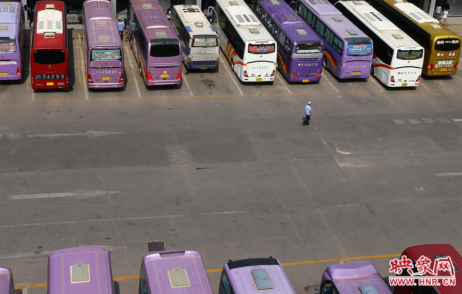 在不大的車站內(nèi)，幾十輛客車不停運(yùn)轉(zhuǎn)的發(fā)動(dòng)機(jī)，使得場(chǎng)站內(nèi)溫度居高不下