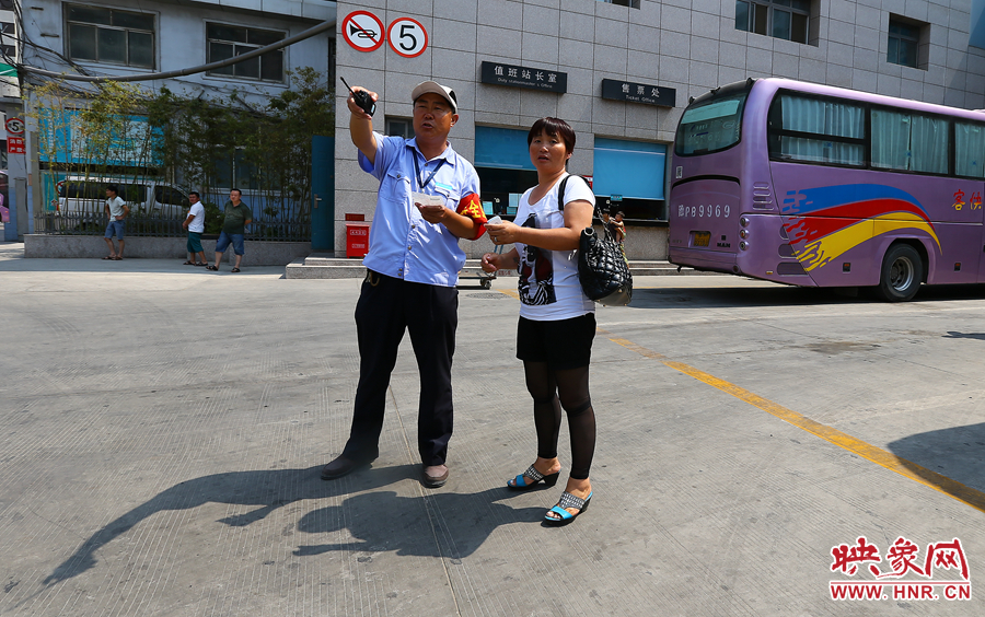 調(diào)度員不僅要保證車輛安全通暢，還肩負(fù)著疏導(dǎo)旅客的工作