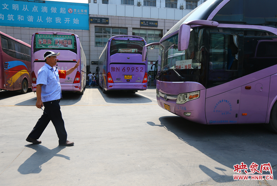 龐大的長(zhǎng)途客車，在調(diào)度員的指揮下井井有條