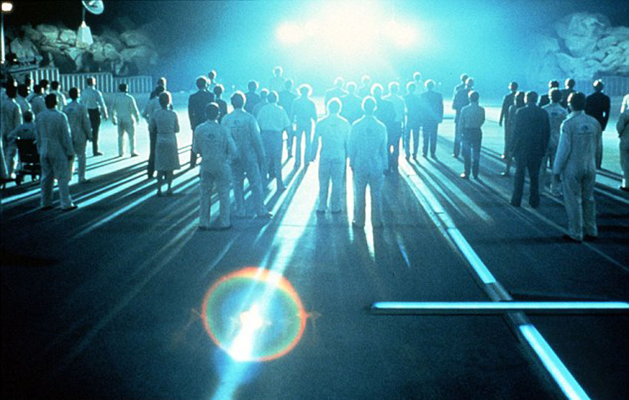 攝影師拍攝到的圖片看上去像科幻電影《第三類接觸》中外星人登陸地球的畫面。