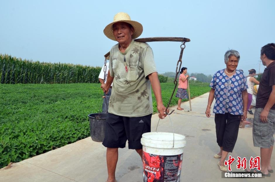 每天排隊(duì)取水，廢水循環(huán)使用已成為該村老少的生活習(xí)慣。