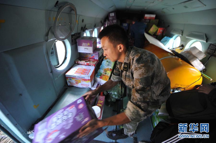  8月5日，在魯?shù)榭h龍頭山鎮(zhèn)，部隊官兵從直升機上卸載救災(zāi)物資。