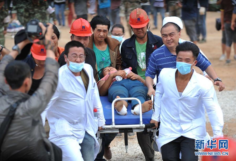 8月5日，在魯?shù)榭h龍頭山鎮(zhèn)，醫(yī)護人員準備將傷員轉(zhuǎn)運到直升機。