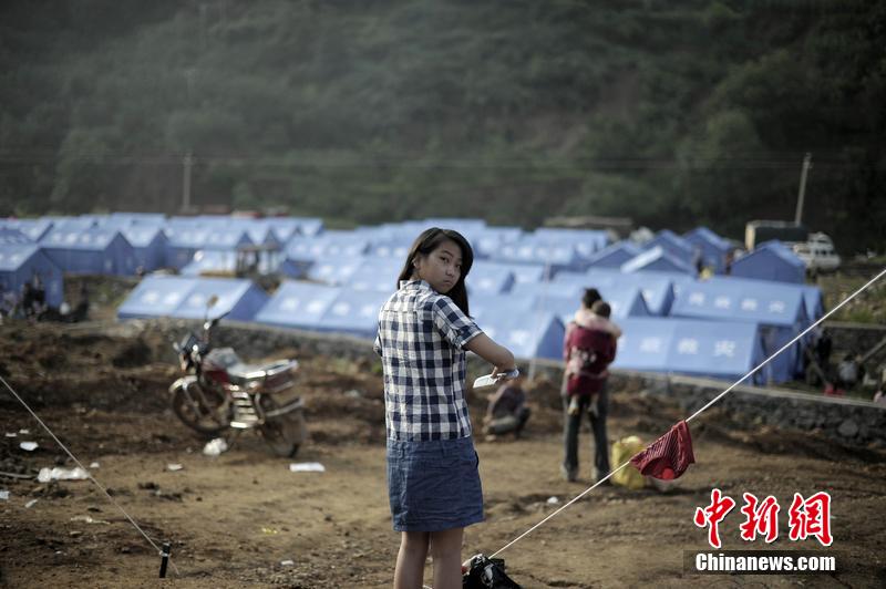 云南昭通龍頭山鎮(zhèn)受災(zāi)群眾安置點，上千災(zāi)民被安置在此，開始新的生活。