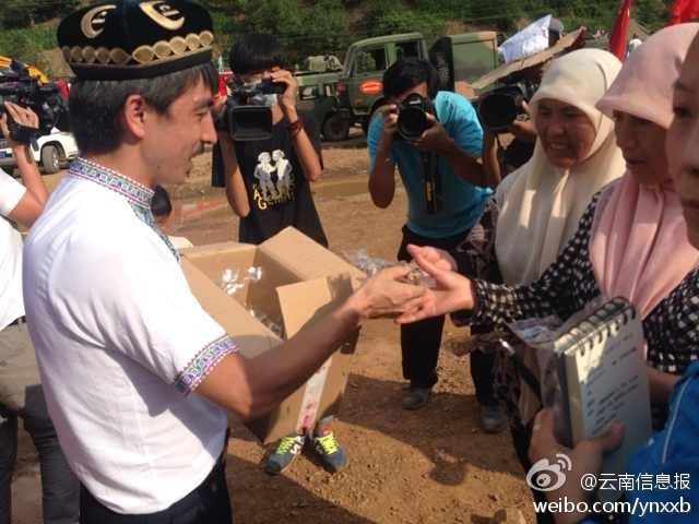 　“切糕王子”阿迪力帶著重達(dá)5噸、價(jià)值50萬(wàn)元的切糕于7日下午抵達(dá)魯?shù)榈卣鹫鹬旋堫^山鎮(zhèn)。