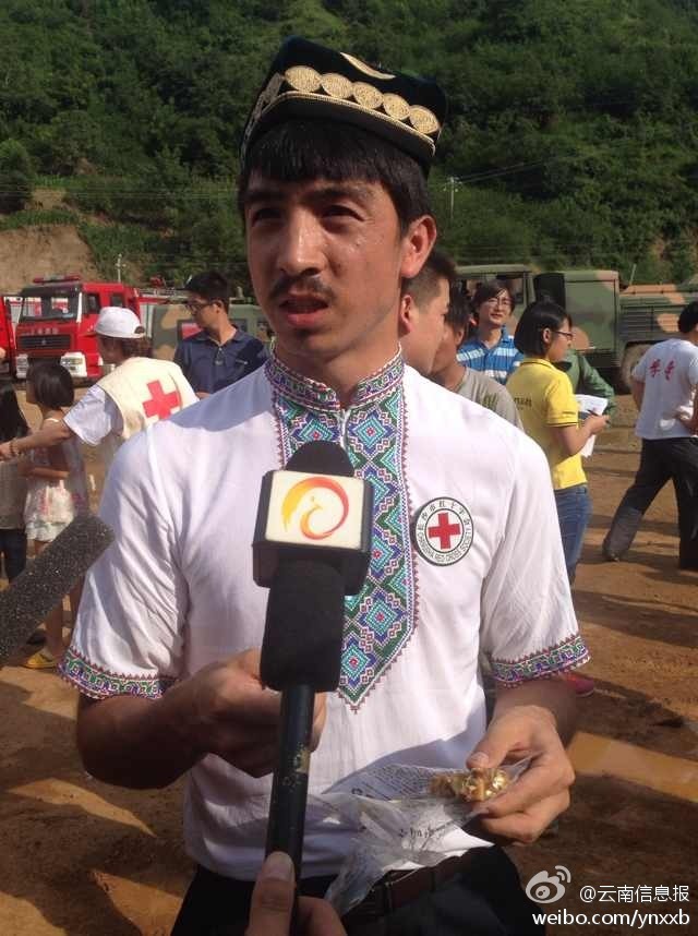 “切糕王子”阿迪力帶著他1萬(wàn)斤的切糕自長(zhǎng)沙抵達(dá)了龍頭山鎮(zhèn)。