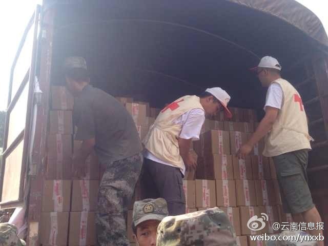 第14集團(tuán)軍官兵協(xié)助阿迪力將1100余箱切糕從貨車上卸下。