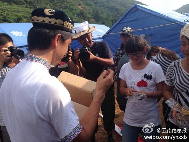 “切糕王子”阿迪力帶著重達(dá)5噸、價(jià)值50萬(wàn)元的切糕于7日下午抵達(dá)魯?shù)榈卣鹫鹬旋堫^山鎮(zhèn)。