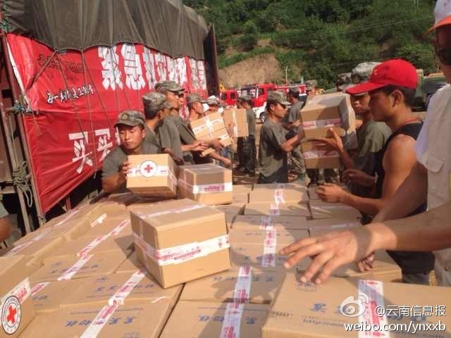 第14集團(tuán)軍官兵協(xié)助阿迪力將1100余箱切糕從貨車上卸下。